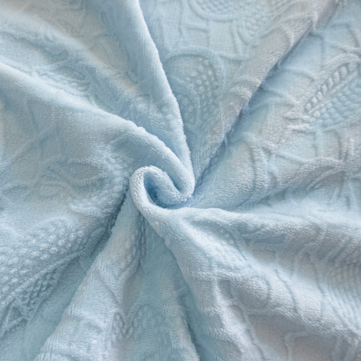 91家纺网 家纺一手货源 找家纺 爱家（原缔乐家纺） 2025新款A类牛奶雕花绒四件套 山茶花-蝴蝶之恋系列 山茶花之恋-天空兰