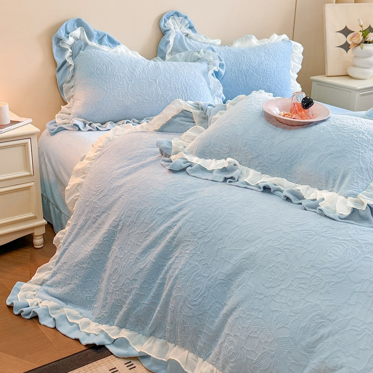 91家纺网 家纺一手货源 找家纺 爱家（原缔乐家纺） 2025新款A类牛奶雕花绒四件套 山茶花-蝴蝶之恋系列 山茶花之恋-天空兰