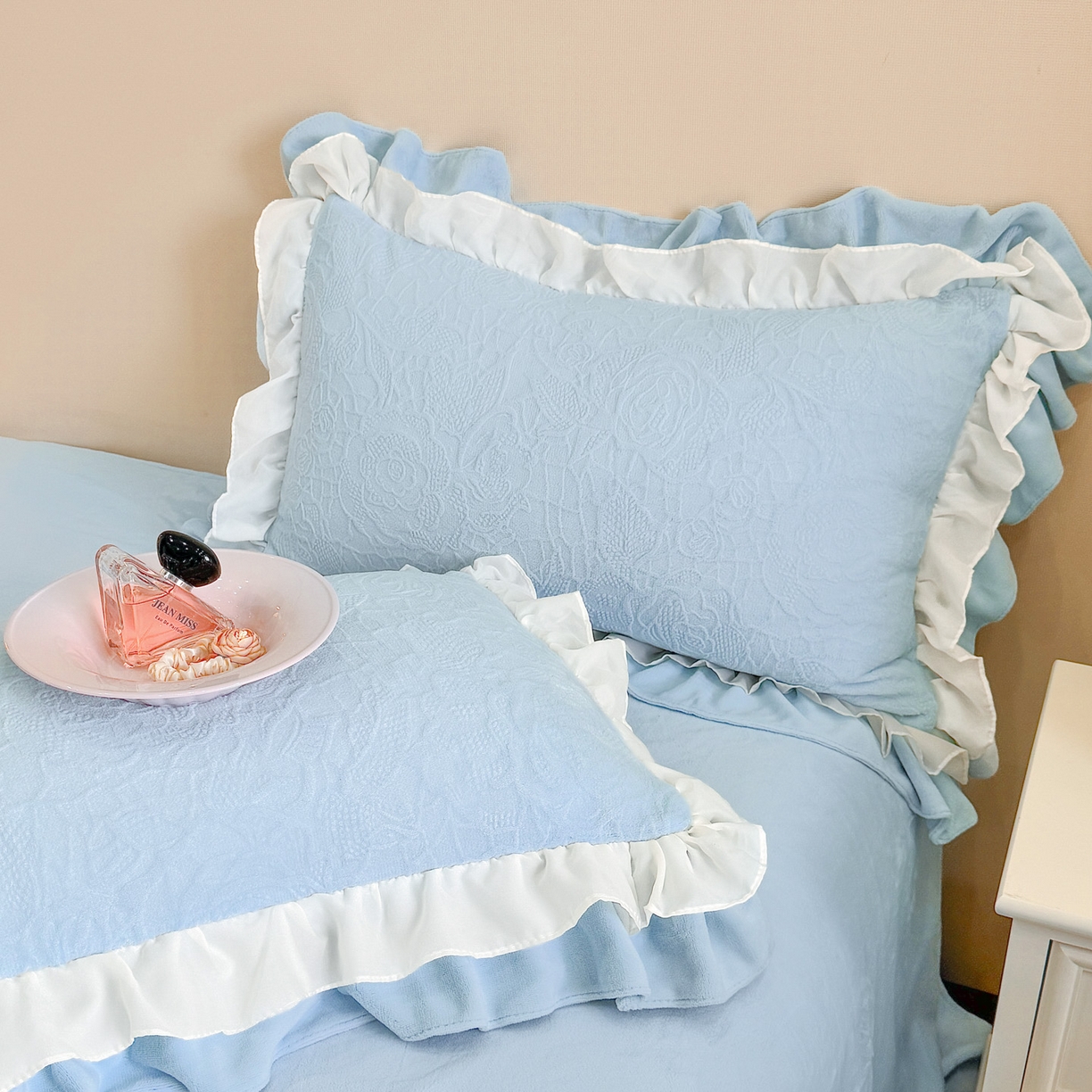 91家纺网 家纺一手货源 找家纺 爱家（原缔乐家纺） 2025新款A类牛奶雕花绒四件套 山茶花-蝴蝶之恋系列 山茶花之恋-天空兰