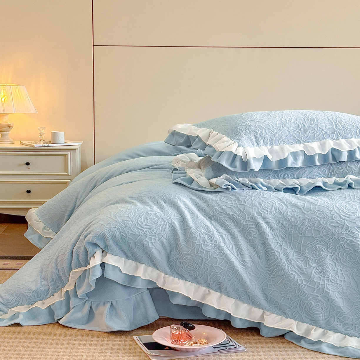 91家纺网 家纺一手货源 找家纺 爱家（原缔乐家纺） 2025新款A类牛奶雕花绒四件套 山茶花-蝴蝶之恋系列 山茶花之恋-天空兰