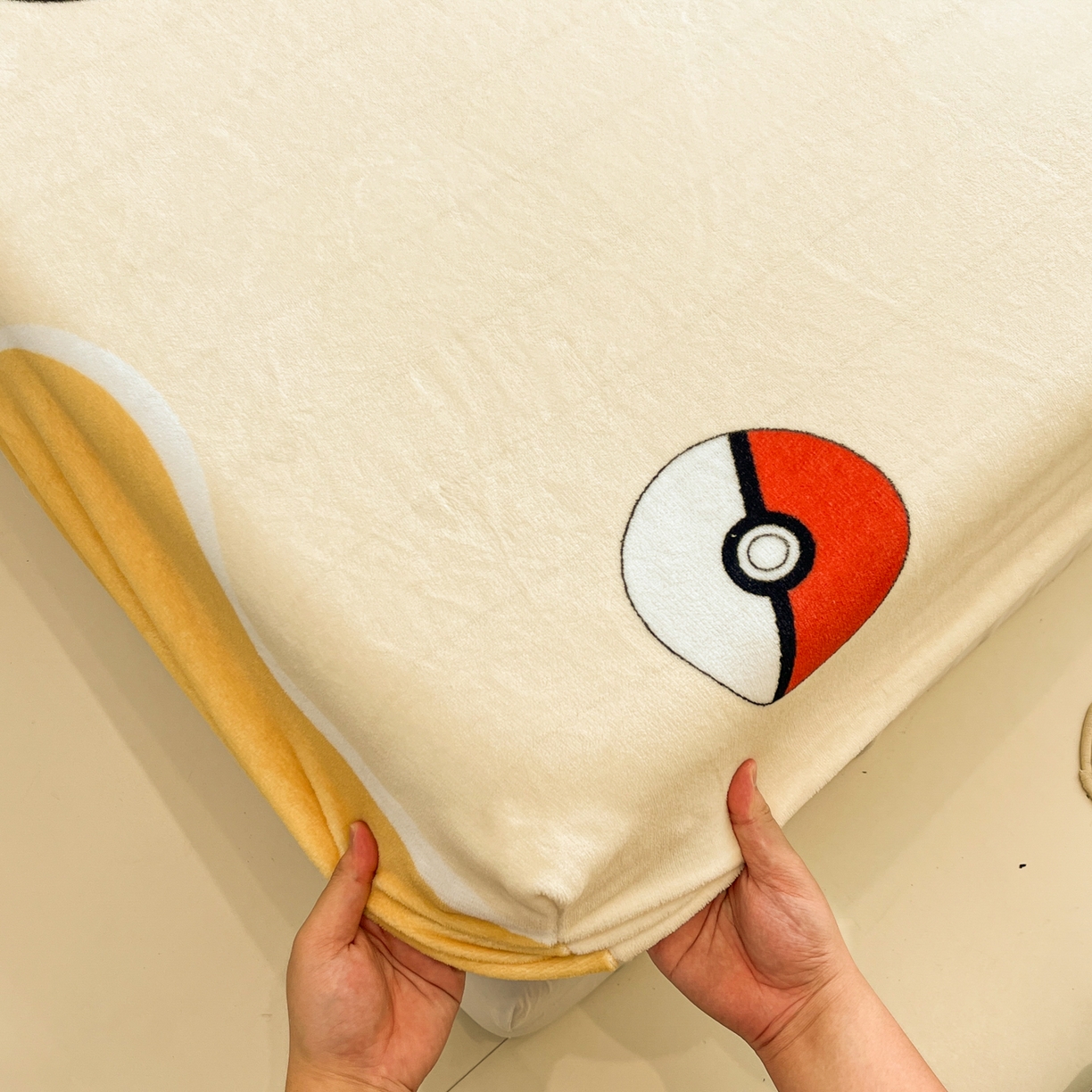 91家纺网 家纺一手货源 找家纺 金爱家 2025新款牛奶绒保暖床笠床笠单件单床笠 绒单品-爱心皮卡丘