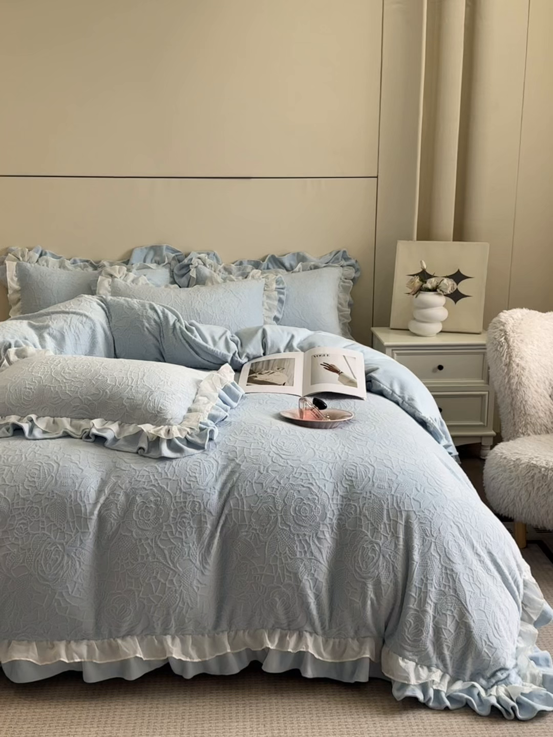 91家纺网 家纺一手货源 找家纺 爱家（原缔乐家纺） 2025新款A类牛奶雕花绒四件套 山茶花-蝴蝶之恋系列 山茶花之恋-天空兰