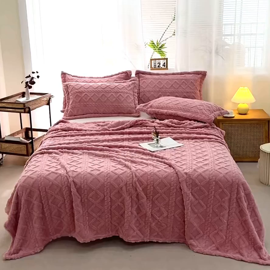 91家纺网 家纺一手货源 找家纺 栩裕纺织 2025新款双面塔芙绒毛毯家用毯子卷边款 塔夫绒-玫瑰粉