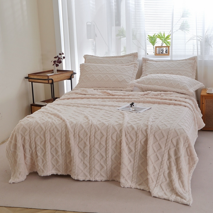 91家纺网 家纺一手货源 找家纺 栩裕纺织 2025新款双面塔芙绒毛毯家用毯子卷边款 塔夫绒-米杏色