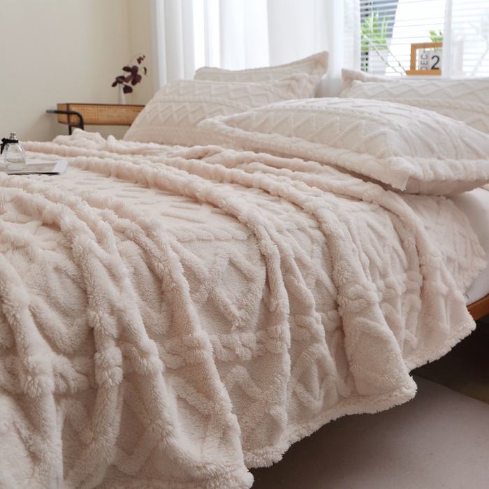 91家纺网 家纺一手货源 找家纺 栩裕纺织 2025新款双面塔芙绒毛毯家用毯子卷边款 塔夫绒-米杏色