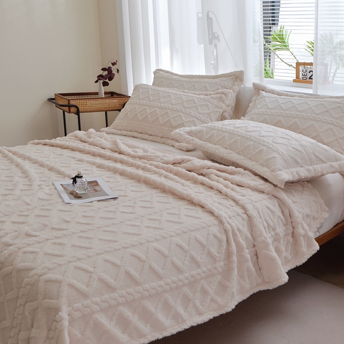 91家纺网 家纺一手货源 找家纺 栩裕纺织 2025新款双面塔芙绒毛毯家用毯子卷边款 塔夫绒-米杏色