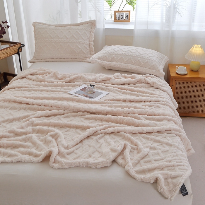 91家纺网 家纺一手货源 找家纺 栩裕纺织 2025新款双面塔芙绒毛毯家用毯子卷边款 塔夫绒-米杏色