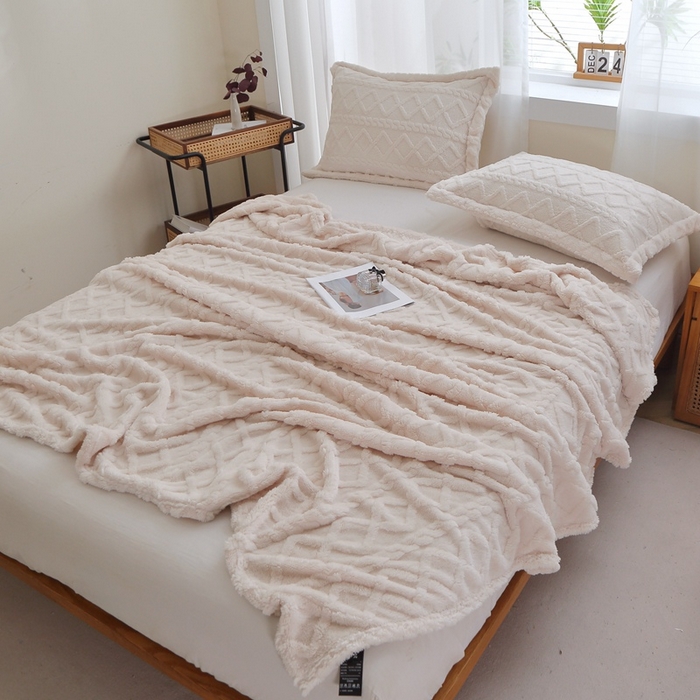 91家纺网 家纺一手货源 找家纺 栩裕纺织 2025新款双面塔芙绒毛毯家用毯子卷边款 塔夫绒-米杏色