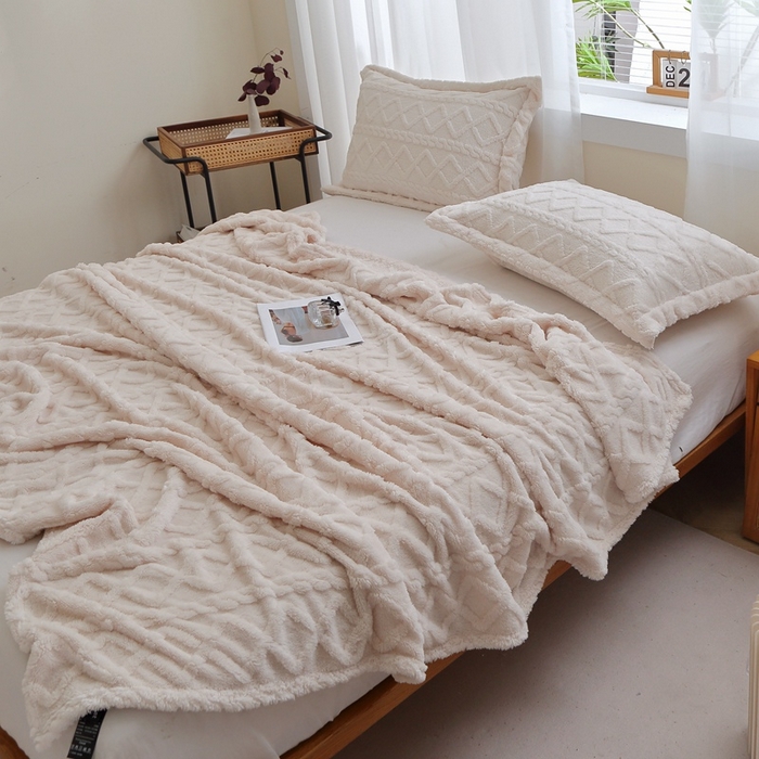 91家纺网 家纺一手货源 找家纺 栩裕纺织 2025新款双面塔芙绒毛毯家用毯子卷边款 塔夫绒-米杏色