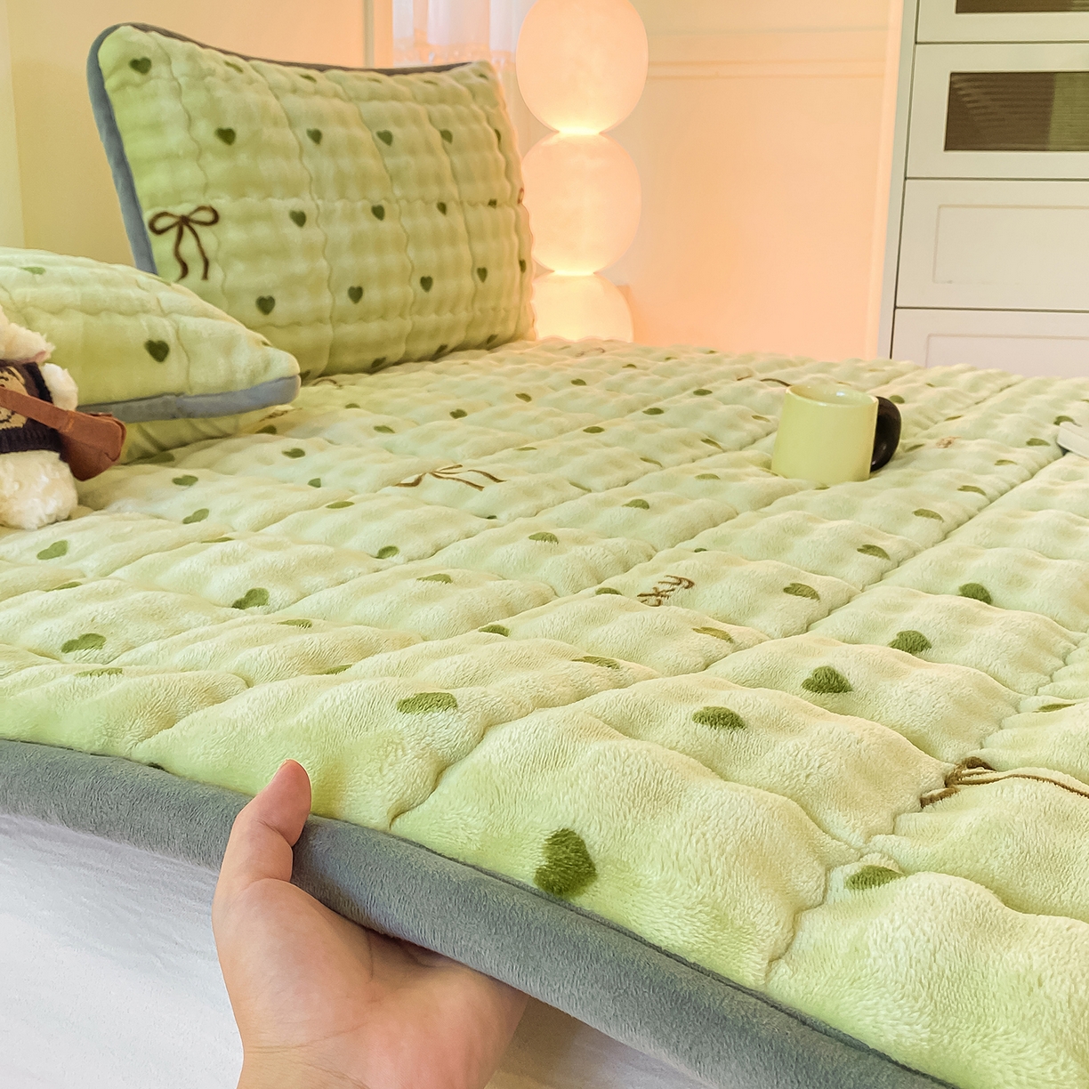 91家纺网 家纺一手货源 找家纺 眠势力 2025新款牛奶绒泡泡床垫加绒仿兔毛绒床褥子秋冬保暖珊瑚绒夹棉床护垫 爱心绿