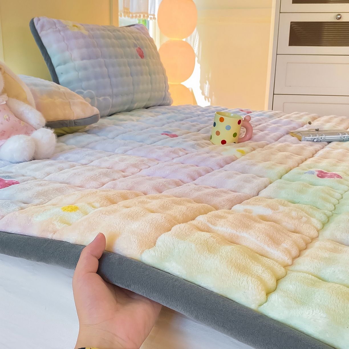 91家纺网 家纺一手货源 找家纺 眠势力 2025新款牛奶绒泡泡床垫加绒仿兔毛绒床褥子秋冬保暖珊瑚绒夹棉床护垫 草莓KT