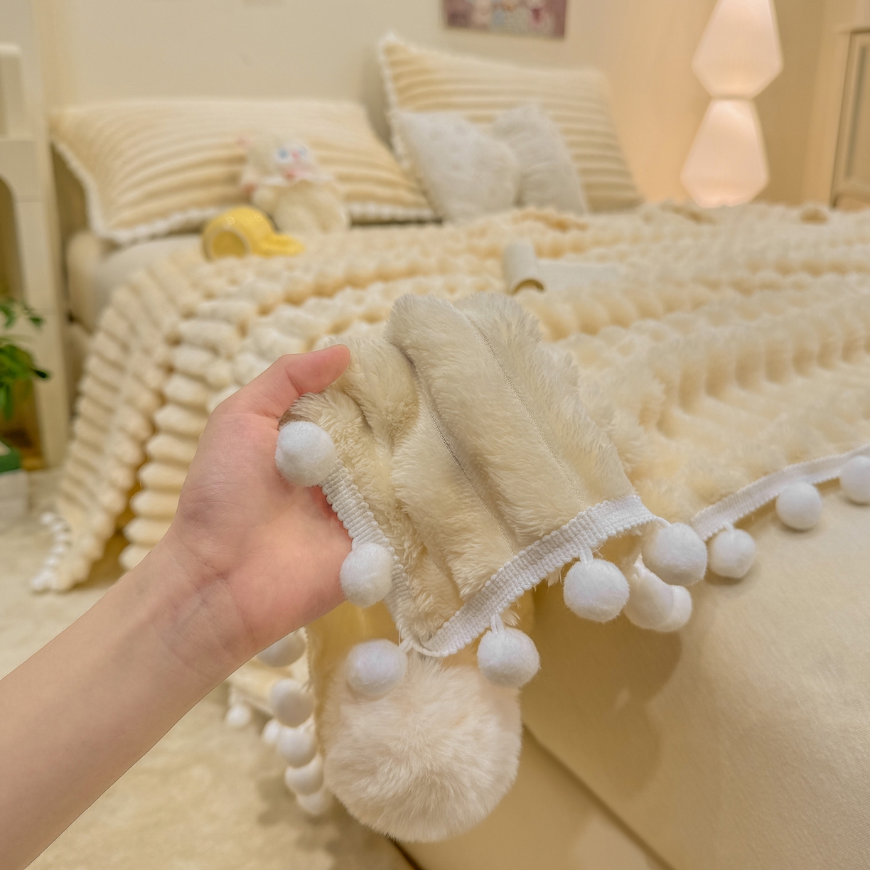 91家纺网 家纺一手货源 找家纺 （总）眠势力 2025新款高克重毛毯抽条兔毛绒毯子多功能小球球加厚雪球盖毯