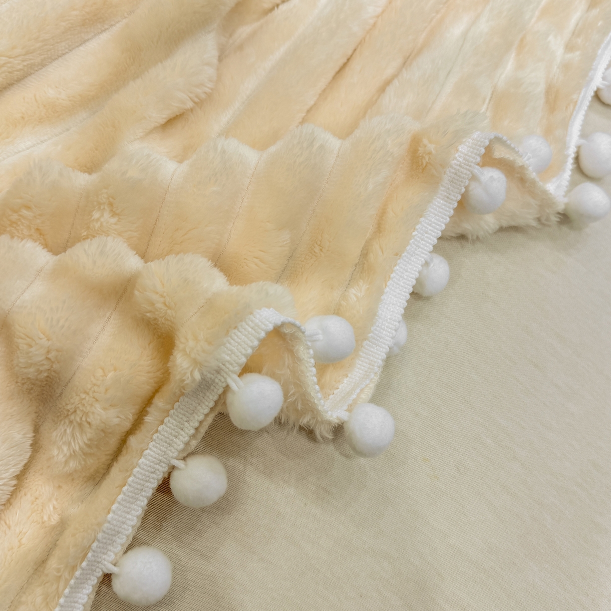 91家纺网 家纺一手货源 找家纺 （总）眠势力 2025新款高克重毛毯抽条兔毛绒毯子多功能小球球加厚雪球盖毯