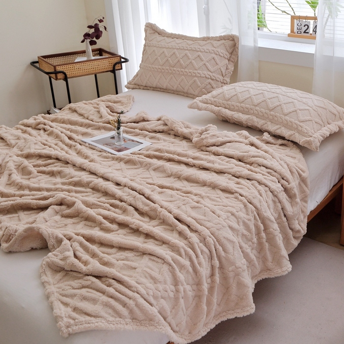 91家纺网 家纺一手货源 找家纺 栩裕纺织 2025新款双面塔芙绒毛毯家用毯子卷边款 塔夫绒-浅卡其