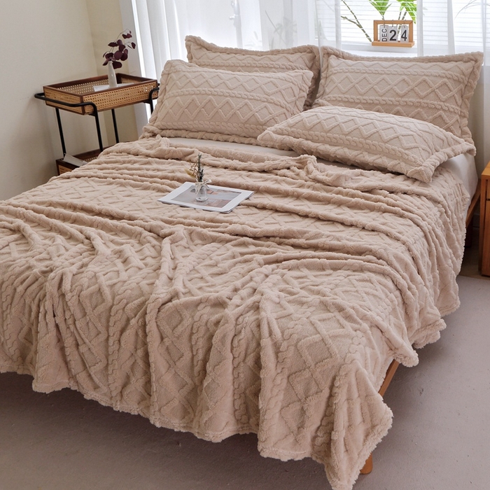 91家纺网 家纺一手货源 找家纺 栩裕纺织 2025新款双面塔芙绒毛毯家用毯子卷边款 塔夫绒-浅卡其