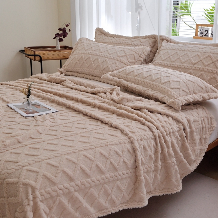 91家纺网 家纺一手货源 找家纺 栩裕纺织 2025新款双面塔芙绒毛毯家用毯子卷边款 塔夫绒-浅卡其