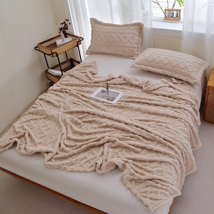 91家纺网 家纺一手货源 找家纺 栩裕纺织 2025新款双面塔芙绒毛毯家用毯子卷边款 塔夫绒-浅卡其