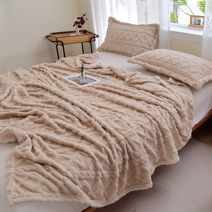 91家纺网 家纺一手货源 找家纺 栩裕纺织 2025新款双面塔芙绒毛毯家用毯子卷边款 塔夫绒-浅卡其