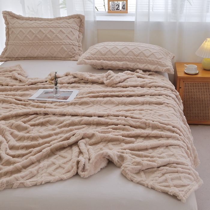 91家纺网 家纺一手货源 找家纺 栩裕纺织 2025新款双面塔芙绒毛毯家用毯子卷边款 塔夫绒-浅卡其