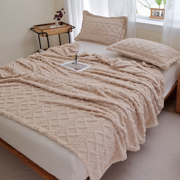 91家纺网 家纺一手货源 找家纺 栩裕纺织 2025新款双面塔芙绒毛毯家用毯子卷边款 塔夫绒-浅卡其