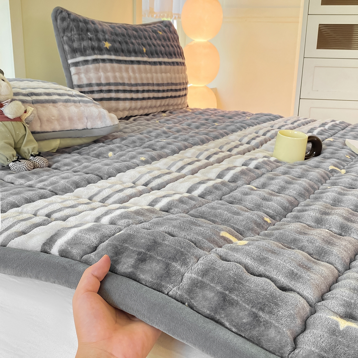 91家纺网 家纺一手货源 找家纺 眠势力 2025新款牛奶绒泡泡床垫加绒仿兔毛绒床褥子秋冬保暖珊瑚绒夹棉床护垫 繁星