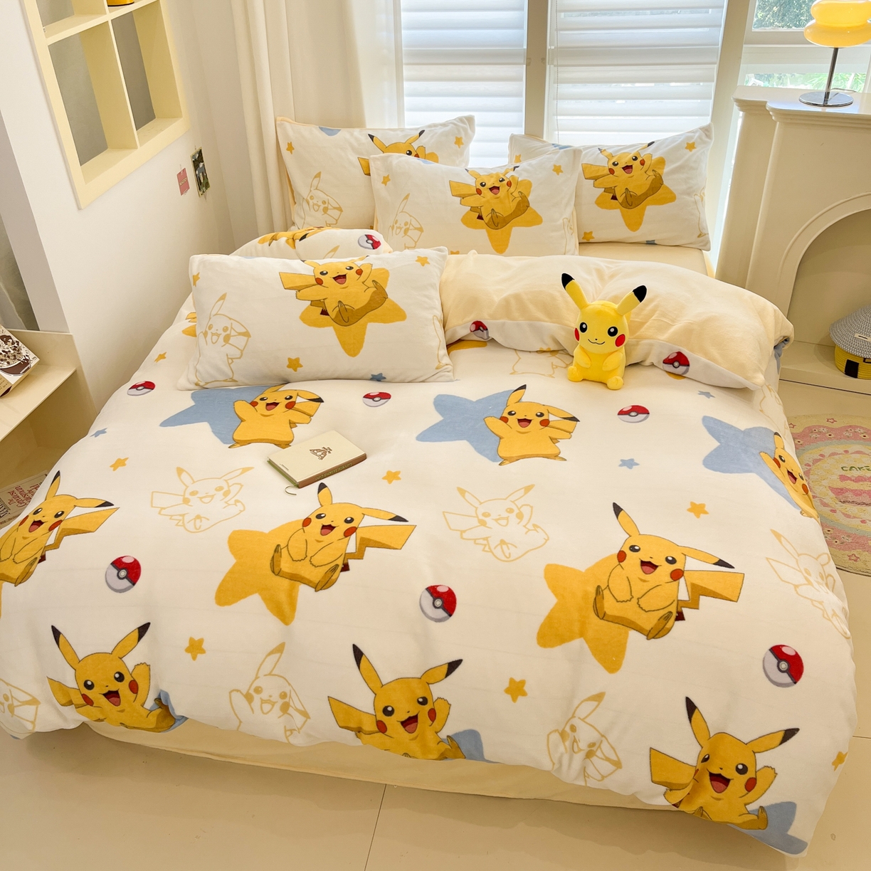 91家纺网 家纺一手货源 找家纺 （总）金爱家 2025新品大版卡通平网数码印花加厚高克重牛奶绒皮卡丘系列四件套