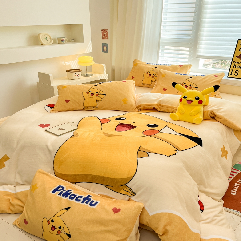 91家纺网 家纺一手货源 找家纺 （总）金爱家 2025新品大版卡通平网数码印花加厚高克重牛奶绒皮卡丘系列四件套