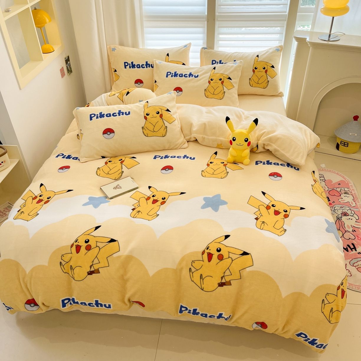 91家纺网 家纺一手货源 找家纺 （总）金爱家 2025新品大版卡通平网数码印花加厚高克重牛奶绒皮卡丘系列四件套