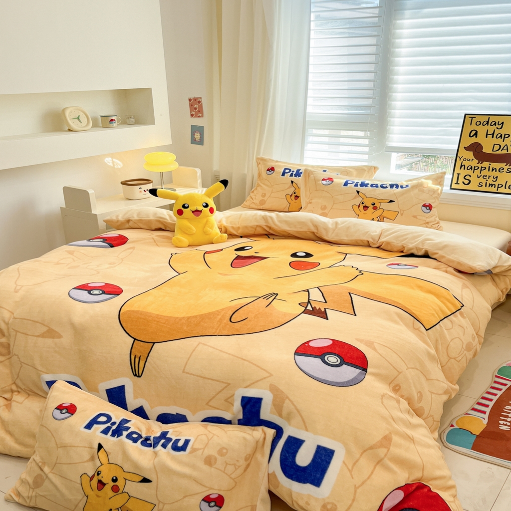 91家纺网 家纺一手货源 找家纺 金爱家 2025新品大版卡通平网数码印花加厚高克重牛奶绒皮卡丘系列四件套 绒大阪套件-可爱皮卡丘