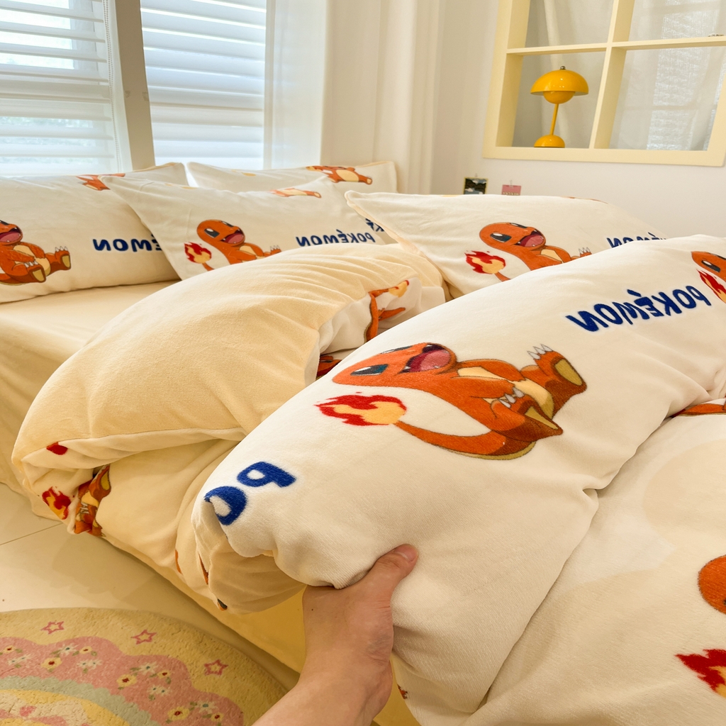 91家纺网 家纺一手货源 找家纺 金爱家 2025新品大版卡通平网数码印花加厚高克重牛奶绒皮卡丘系列四件套 绒小版-开心喷火龙