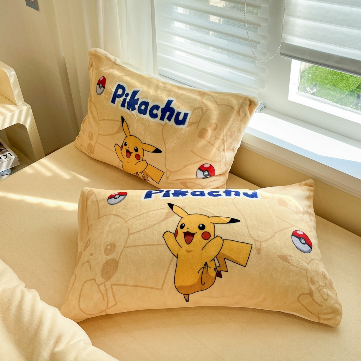 91家纺网 家纺一手货源 找家纺 金爱家 2025新品大版卡通平网数码印花加厚高克重牛奶绒皮卡丘系列四件套 绒大阪套件-可爱皮卡丘