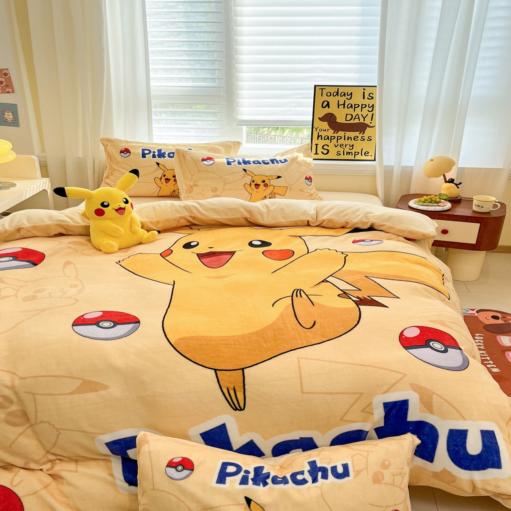 91家纺网 家纺一手货源 找家纺 金爱家 2025新品大版卡通平网数码印花加厚高克重牛奶绒皮卡丘系列四件套 绒大阪套件-可爱皮卡丘