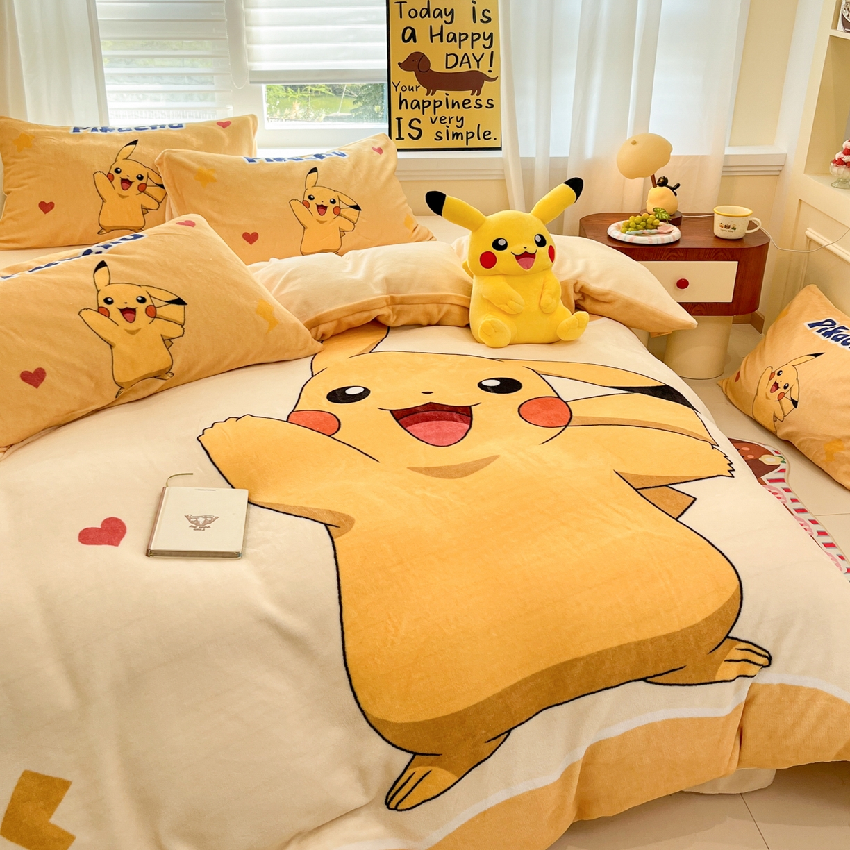 91家纺网 家纺一手货源 找家纺 （总）金爱家 2025新品大版卡通平网数码印花加厚高克重牛奶绒皮卡丘系列四件套