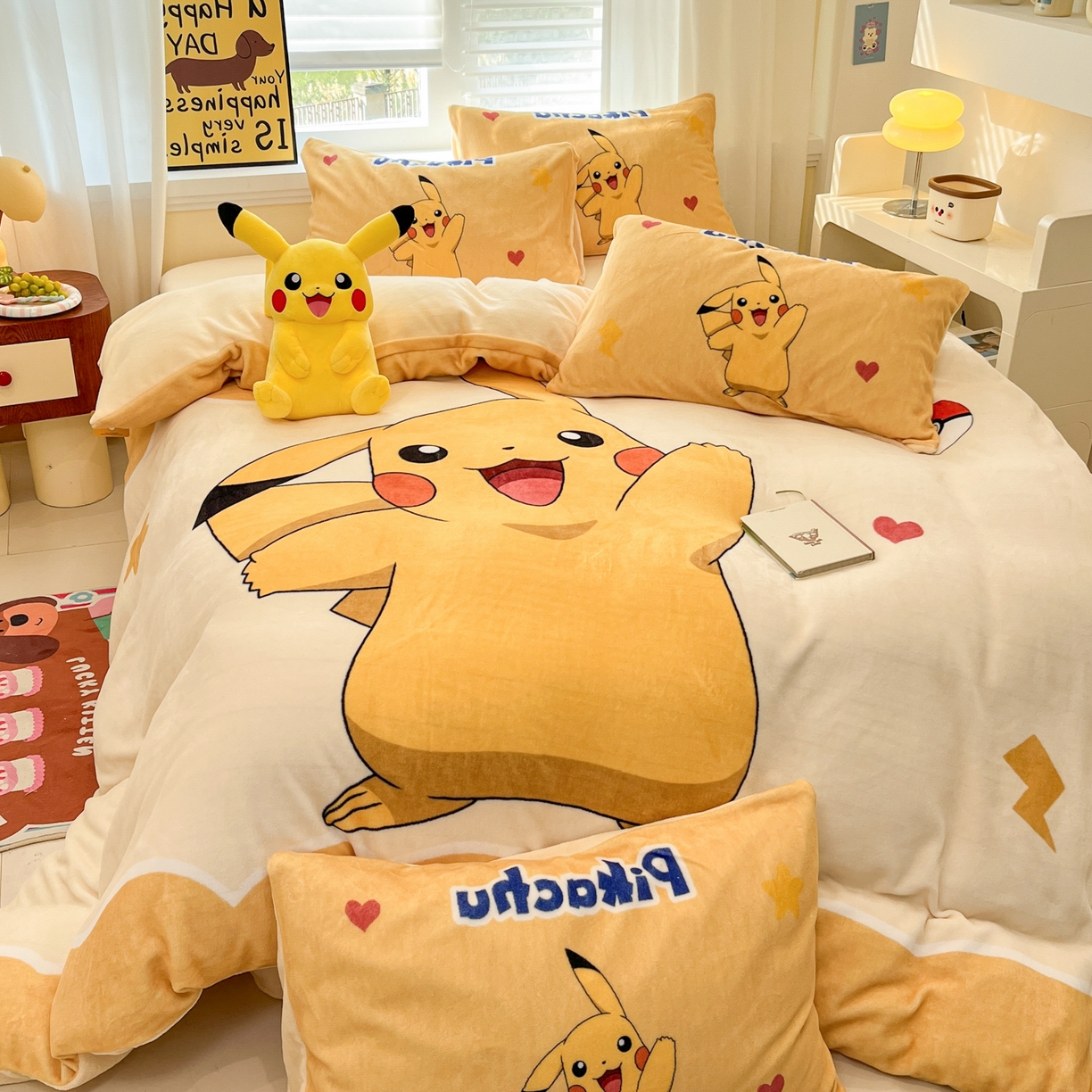 91家纺网 家纺一手货源 找家纺 （总）金爱家 2025新品大版卡通平网数码印花加厚高克重牛奶绒皮卡丘系列四件套