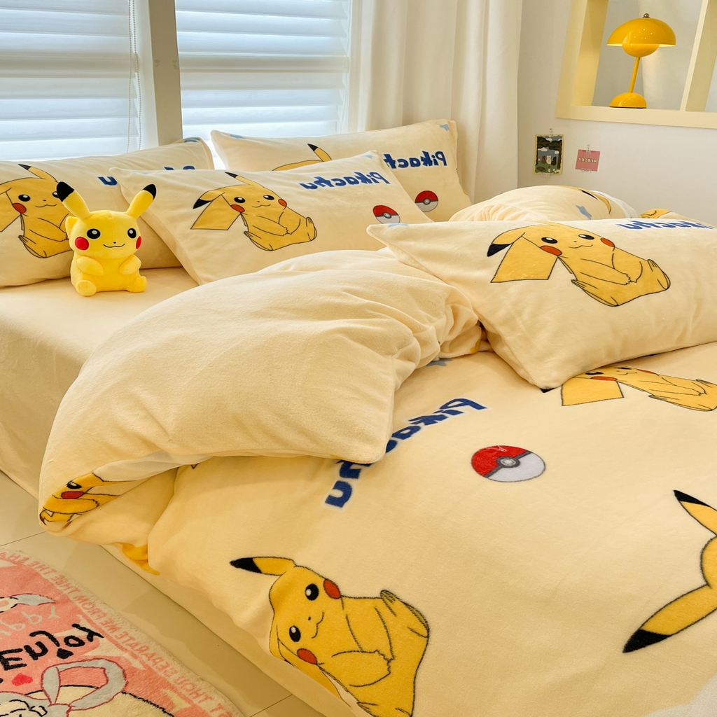 91家纺网 家纺一手货源 找家纺 金爱家 2025新品大版卡通平网数码印花加厚高克重牛奶绒皮卡丘系列四件套 绒小板-宝贝皮卡丘