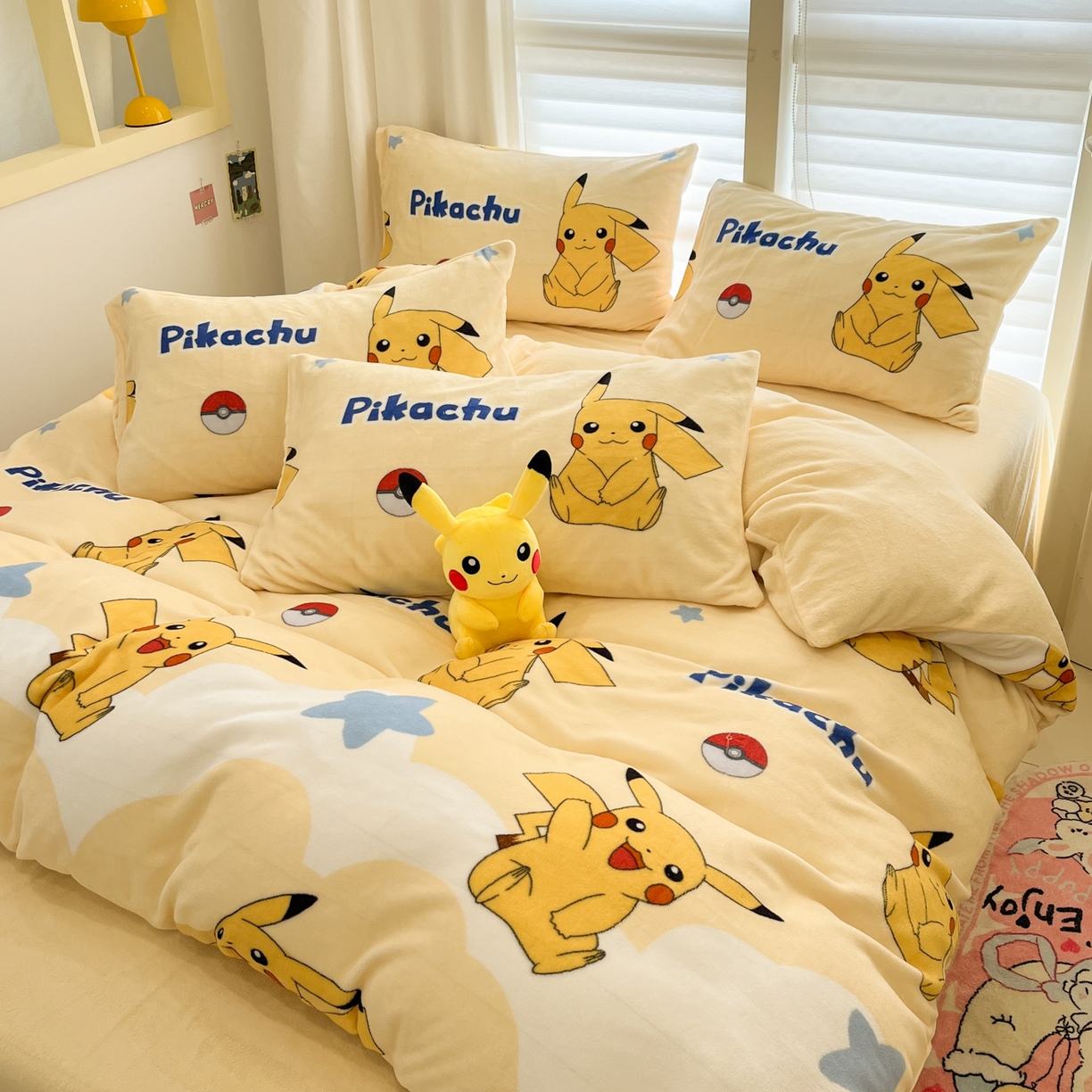 91家纺网 家纺一手货源 找家纺 金爱家 2025新品大版卡通平网数码印花加厚高克重牛奶绒皮卡丘系列四件套 绒小板-宝贝皮卡丘