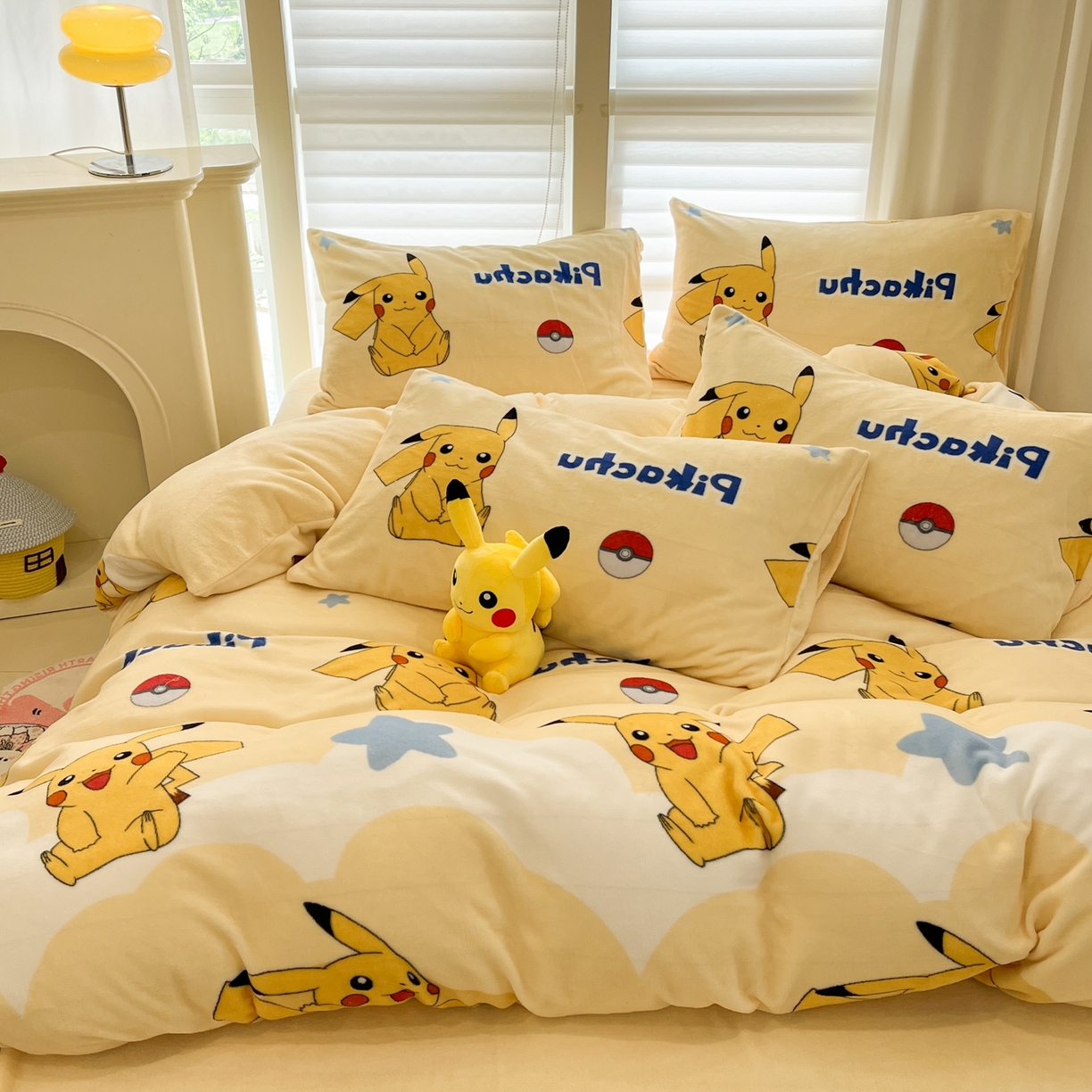 91家纺网 家纺一手货源 找家纺 金爱家 2025新品大版卡通平网数码印花加厚高克重牛奶绒皮卡丘系列四件套 绒小板-宝贝皮卡丘