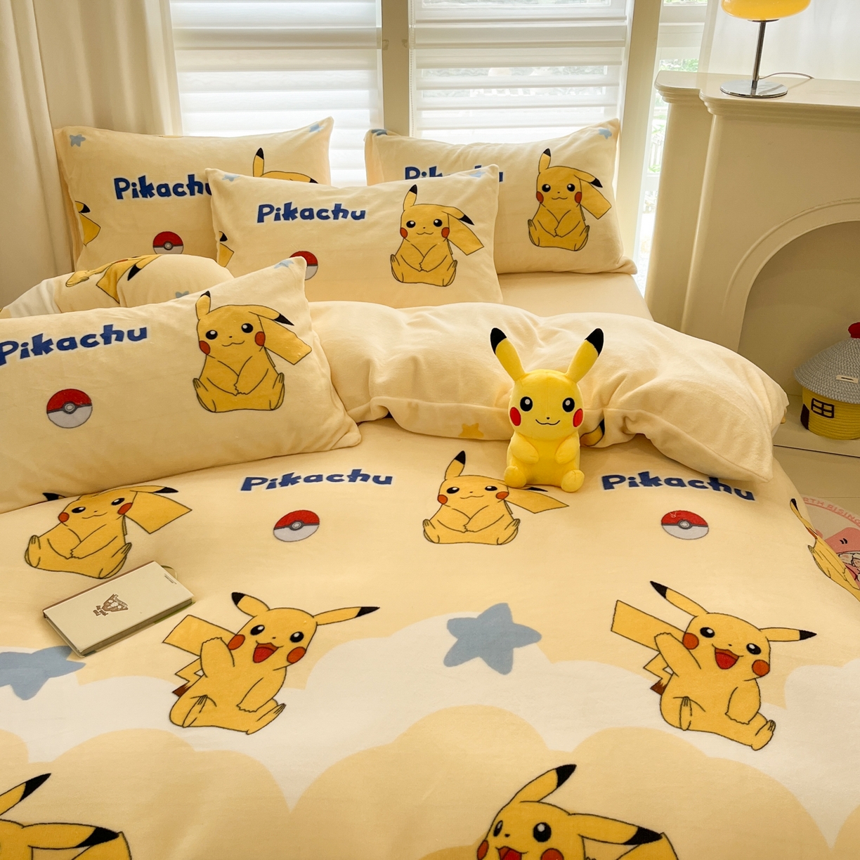 91家纺网 家纺一手货源 找家纺 金爱家 2025新品大版卡通平网数码印花加厚高克重牛奶绒皮卡丘系列四件套 绒小板-宝贝皮卡丘