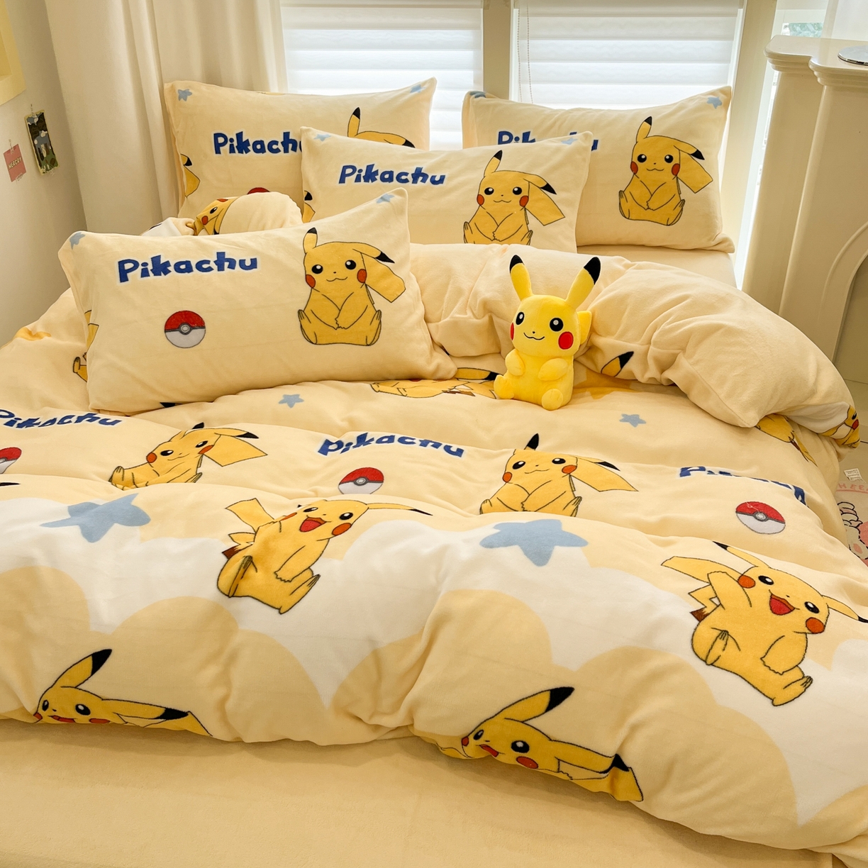 91家纺网 家纺一手货源 找家纺 金爱家 2025新品大版卡通平网数码印花加厚高克重牛奶绒皮卡丘系列四件套 绒小板-宝贝皮卡丘