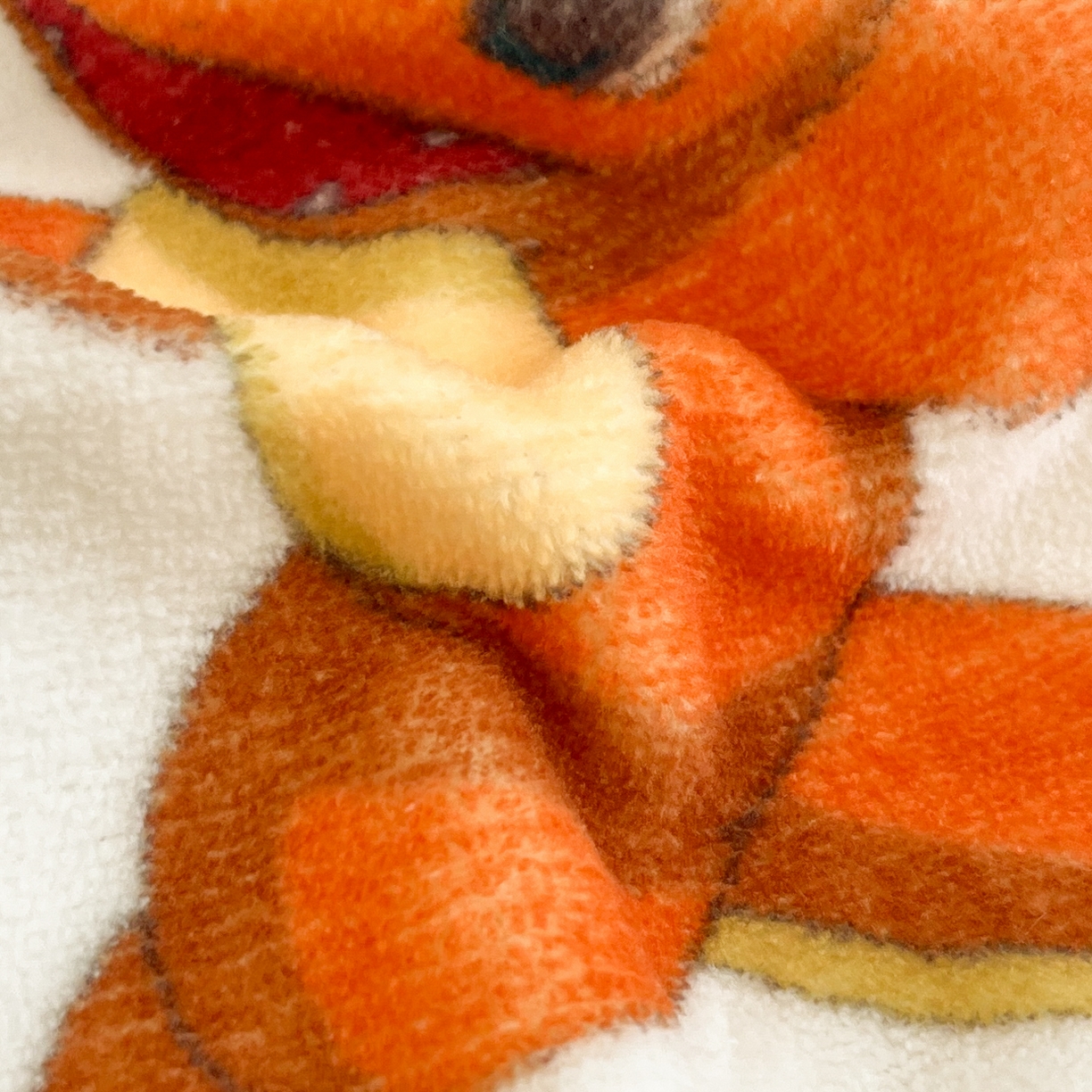 91家纺网 家纺一手货源 找家纺 金爱家 2025新品大版卡通平网数码印花加厚高克重牛奶绒皮卡丘系列四件套 绒小版-开心喷火龙