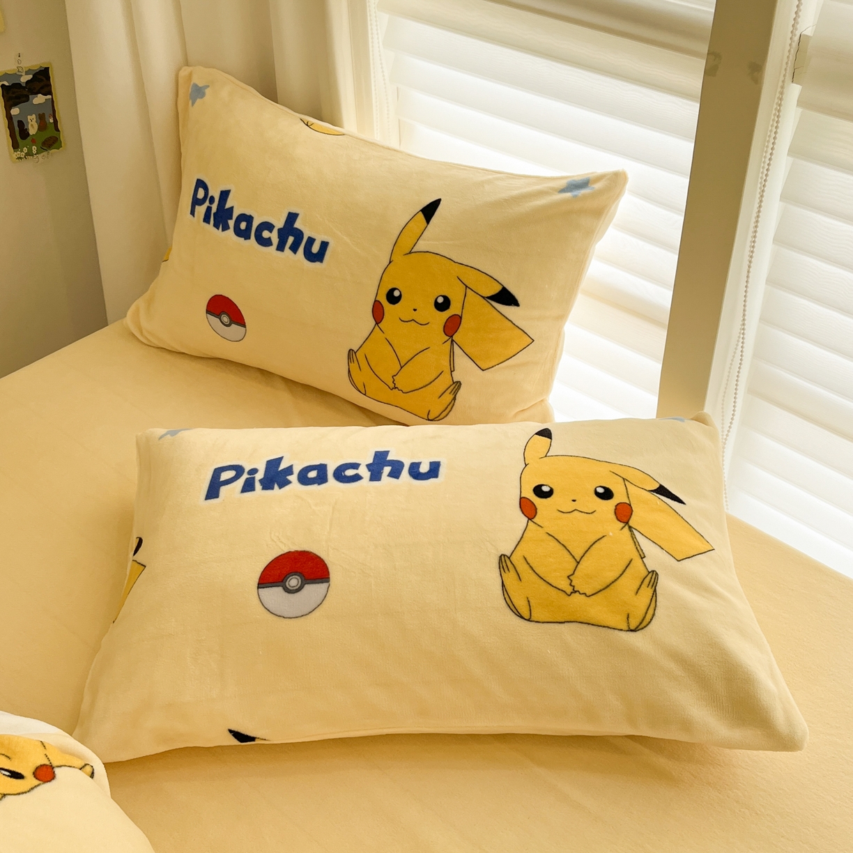 91家纺网 家纺一手货源 找家纺 金爱家 2025新品大版卡通平网数码印花加厚高克重牛奶绒皮卡丘系列四件套 绒小板-宝贝皮卡丘