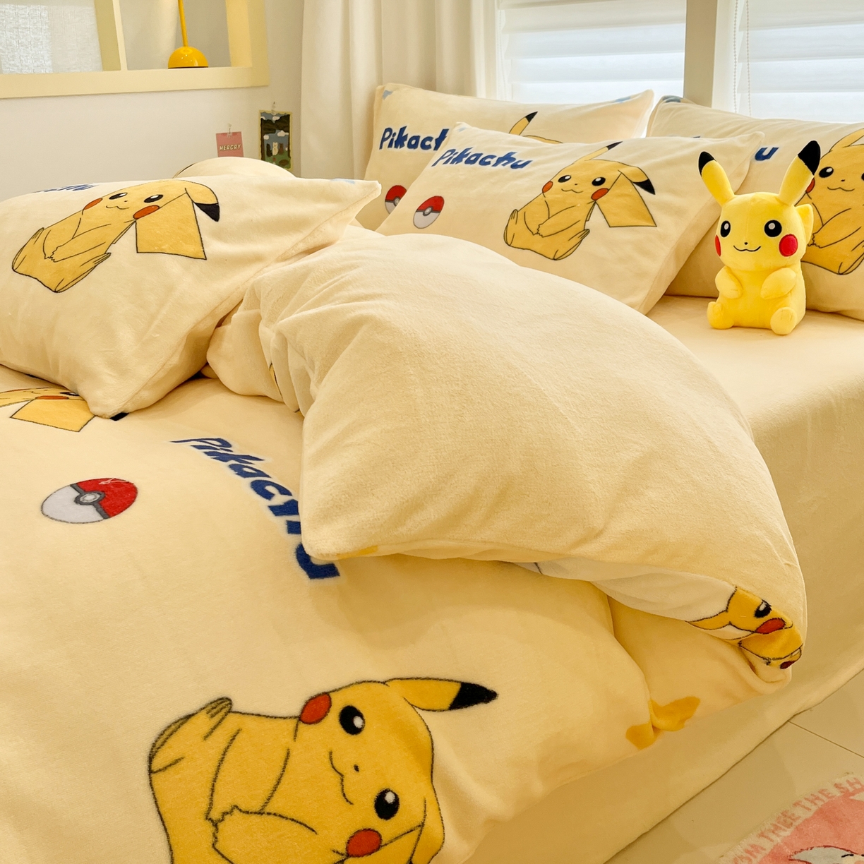 91家纺网 家纺一手货源 找家纺 金爱家 2025新品大版卡通平网数码印花加厚高克重牛奶绒皮卡丘系列四件套 绒小板-宝贝皮卡丘