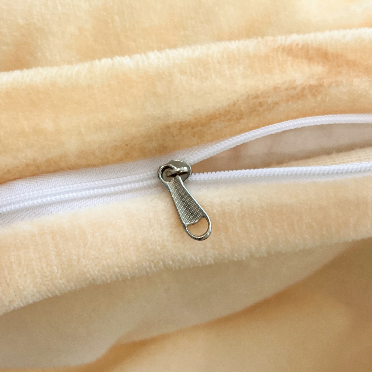 91家纺网 家纺一手货源 找家纺 金爱家 2025新品大版卡通平网数码印花加厚高克重牛奶绒皮卡丘系列四件套 绒大阪套件-可爱皮卡丘