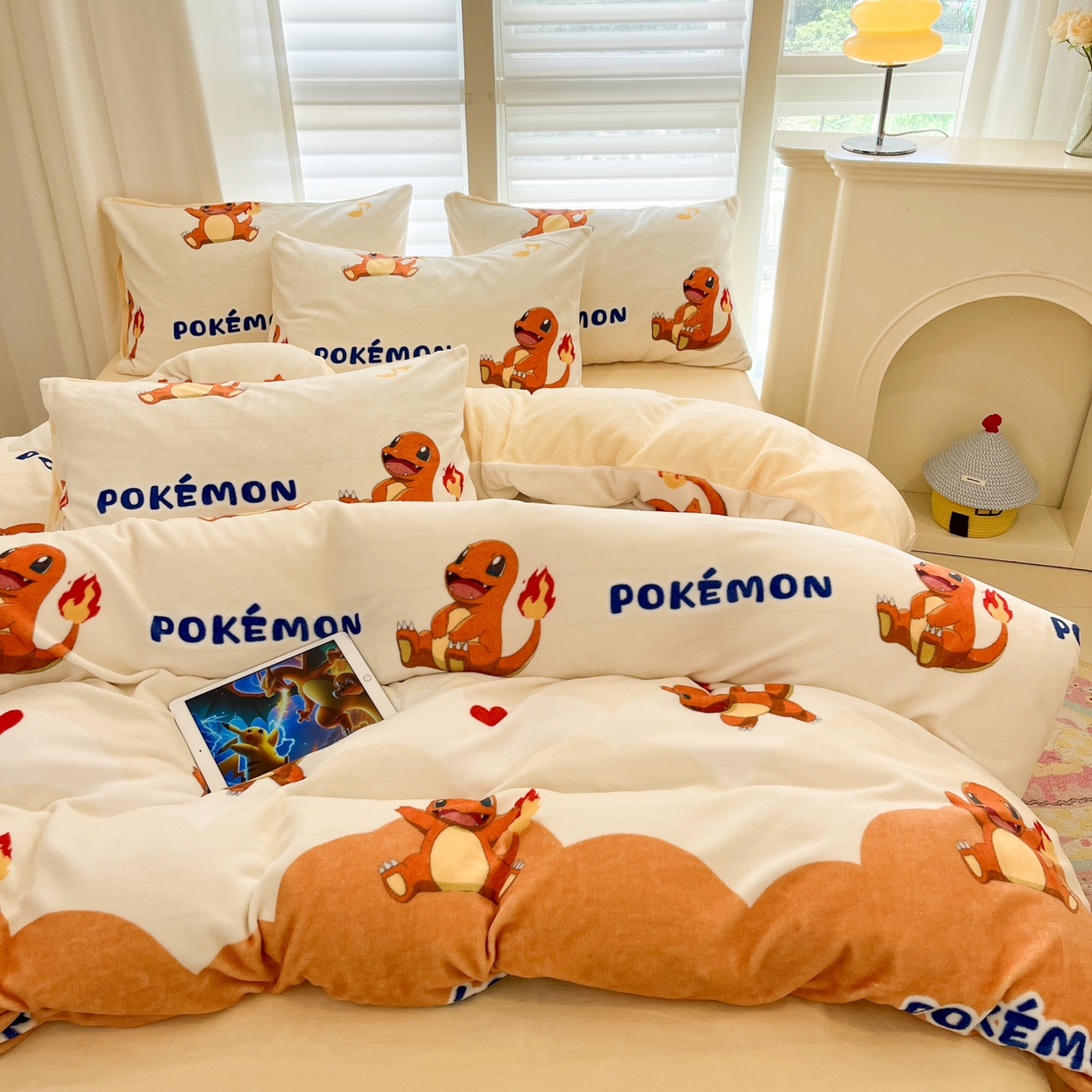 91家纺网 家纺一手货源 找家纺 金爱家 2025新品大版卡通平网数码印花加厚高克重牛奶绒皮卡丘系列四件套 绒小版-开心喷火龙