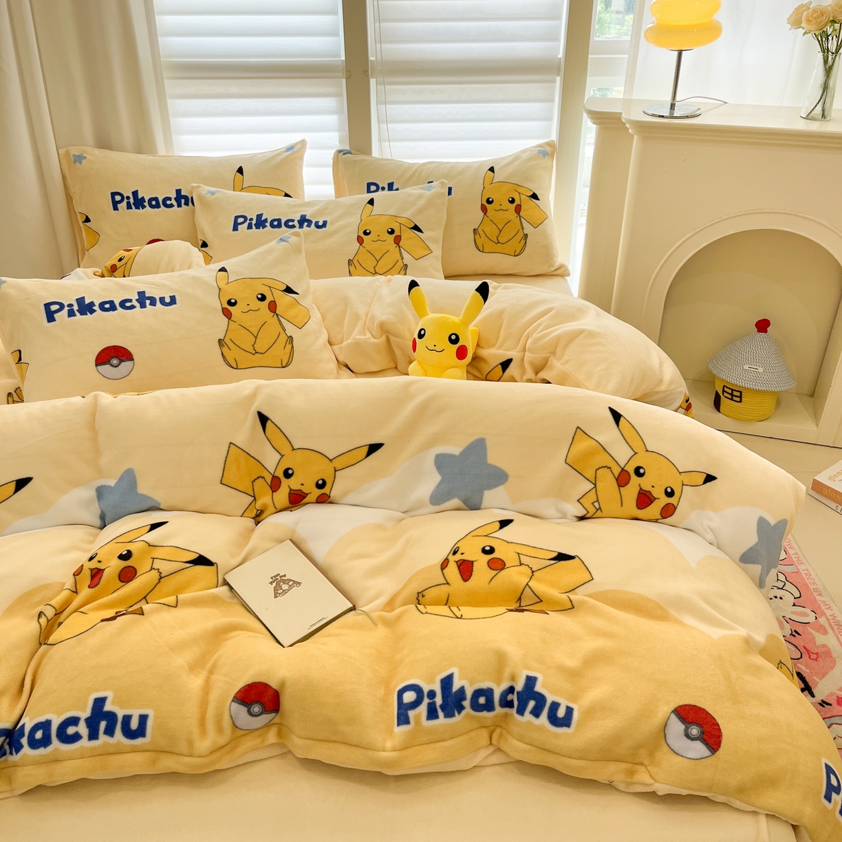 91家纺网 家纺一手货源 找家纺 金爱家 2025新品大版卡通平网数码印花加厚高克重牛奶绒皮卡丘系列四件套 绒小板-宝贝皮卡丘