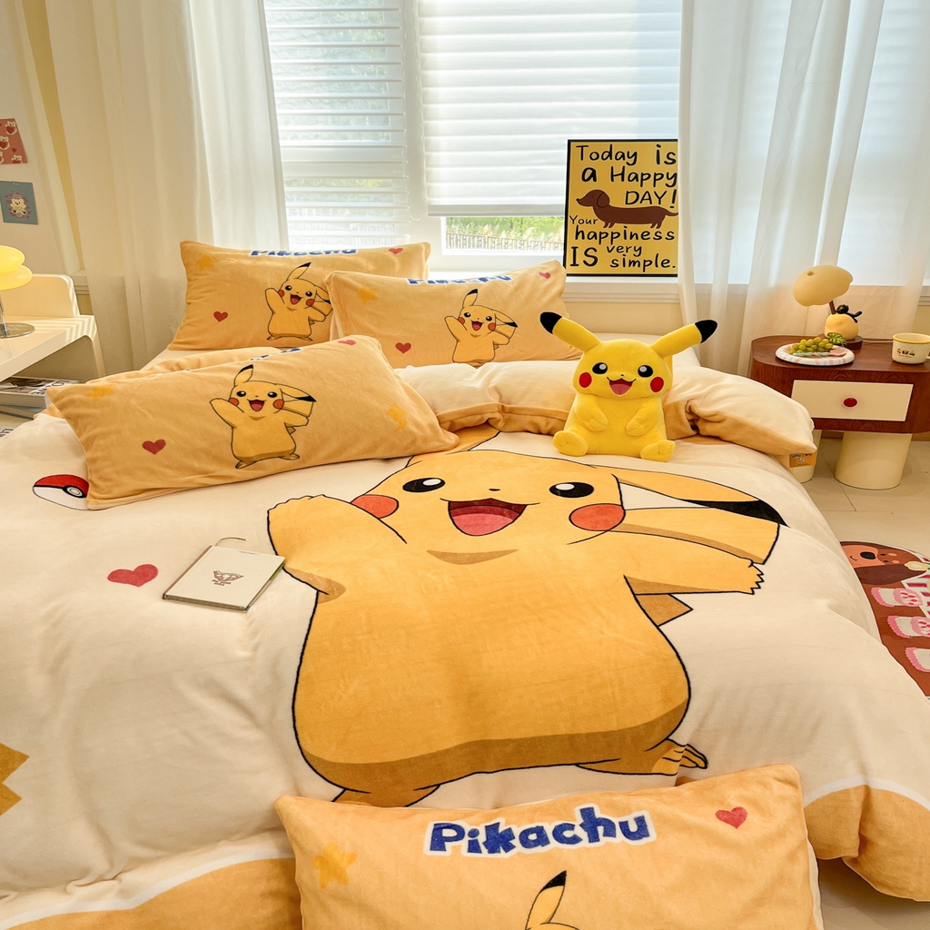 91家纺网 家纺一手货源 找家纺 （总）金爱家 2025新品大版卡通平网数码印花加厚高克重牛奶绒皮卡丘系列四件套