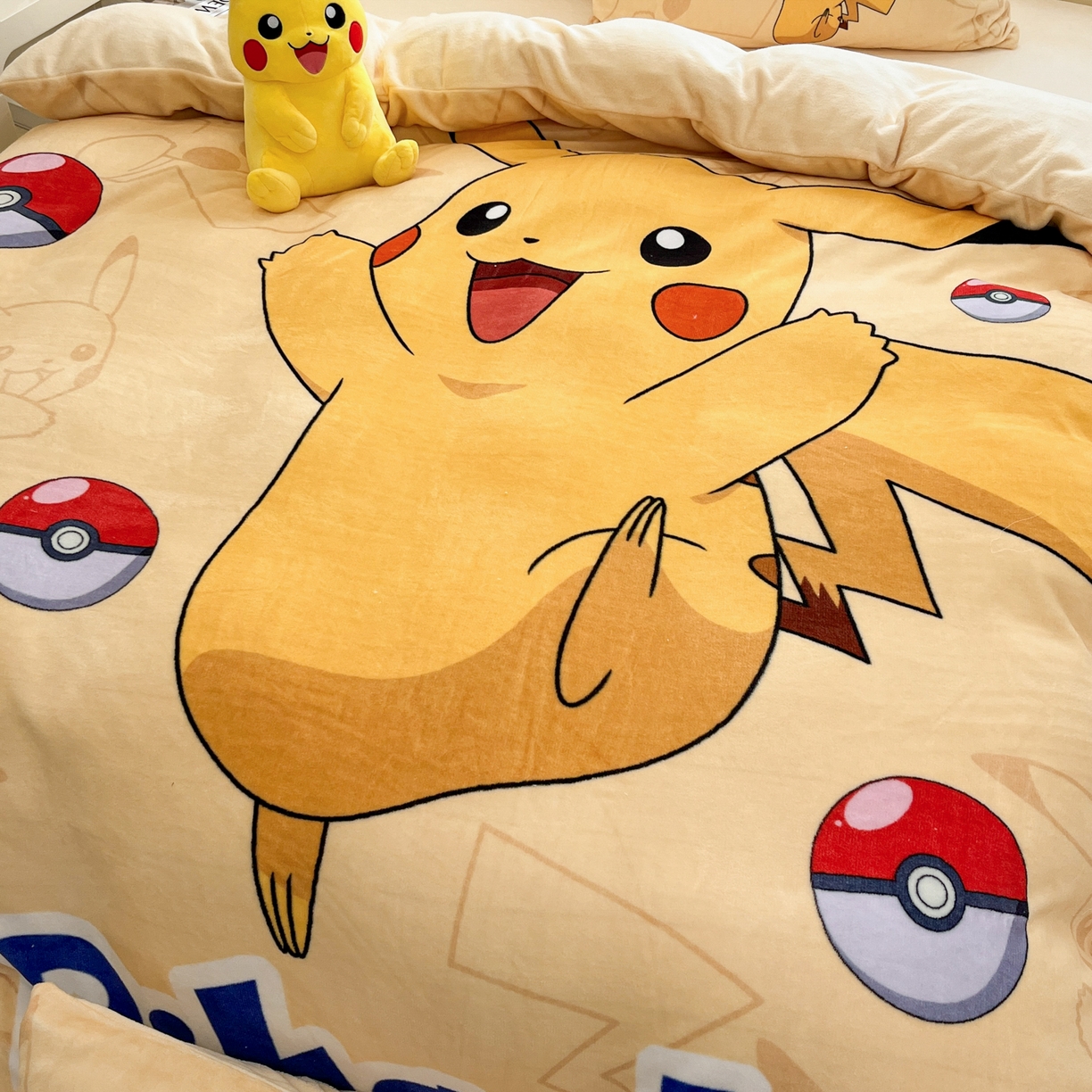 91家纺网 家纺一手货源 找家纺 金爱家 2025新品大版卡通平网数码印花加厚高克重牛奶绒皮卡丘系列四件套 绒大阪套件-可爱皮卡丘