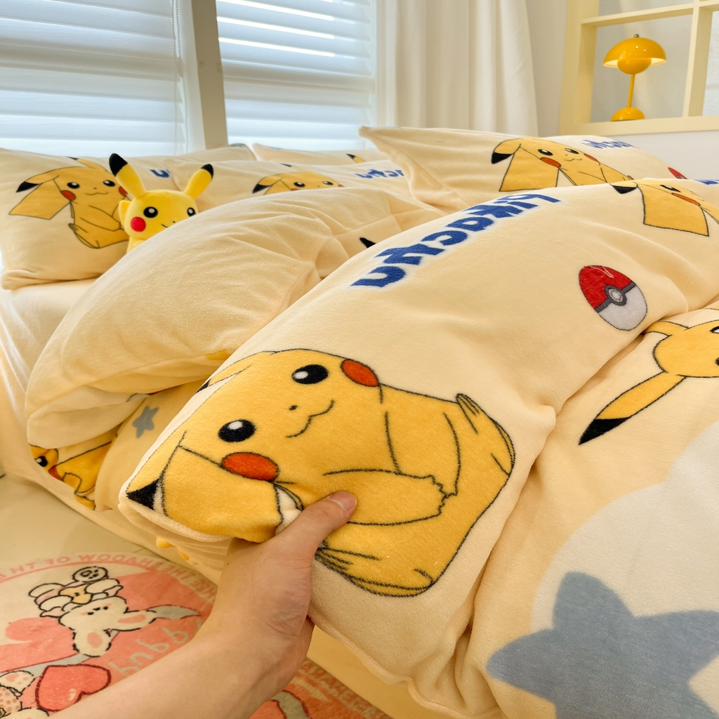 91家纺网 家纺一手货源 找家纺 金爱家 2025新品大版卡通平网数码印花加厚高克重牛奶绒皮卡丘系列四件套 绒小板-宝贝皮卡丘