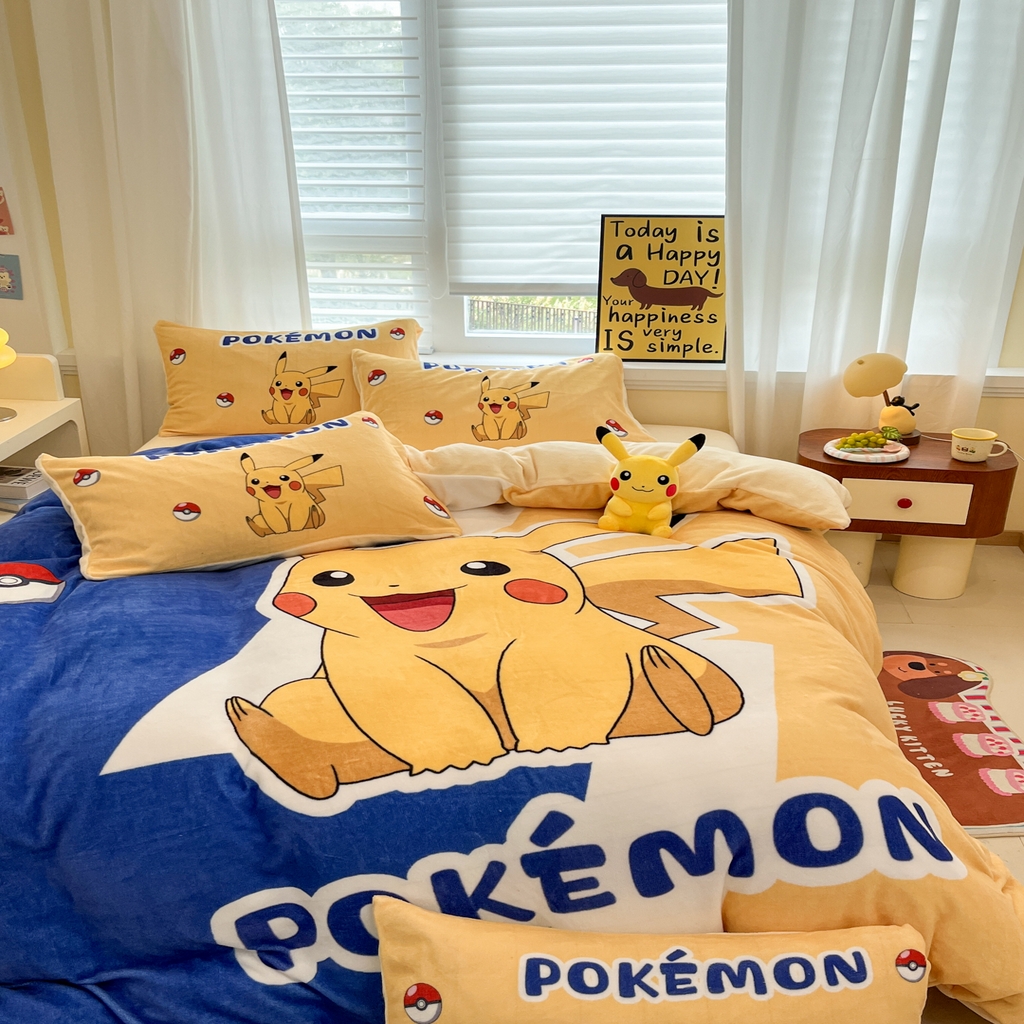 91家纺网 家纺一手货源 找家纺 金爱家 2025新品大版卡通平网数码印花加厚高克重牛奶绒皮卡丘系列四件套 绒大阪套件-俏皮皮卡丘