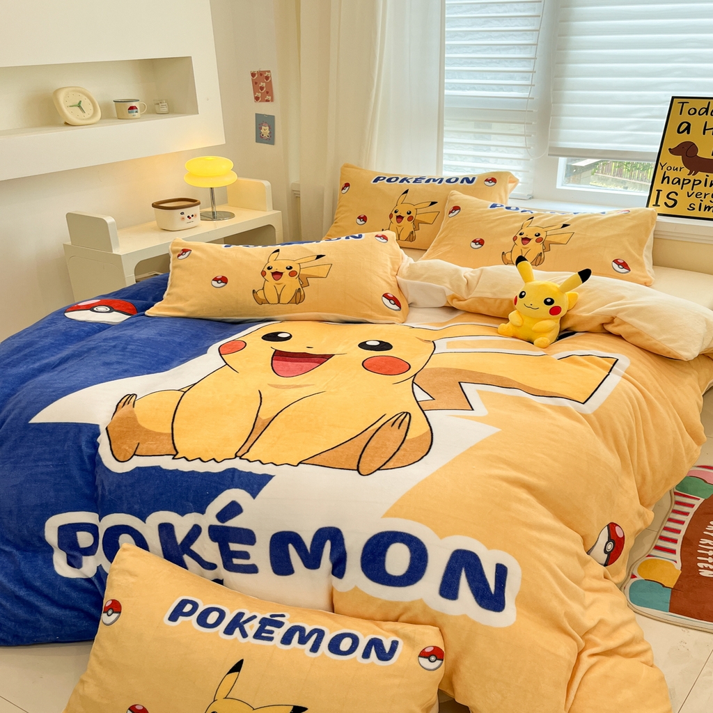 91家纺网 家纺一手货源 找家纺 金爱家 2025新品大版卡通平网数码印花加厚高克重牛奶绒皮卡丘系列四件套 绒大阪套件-俏皮皮卡丘